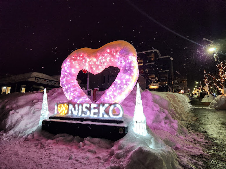夜間的二世谷地標－I love Niseko!