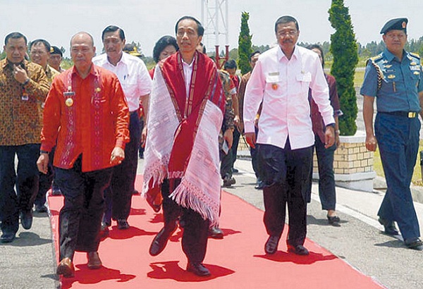 Presiden Jokowi diulosi di Bandara Silangit