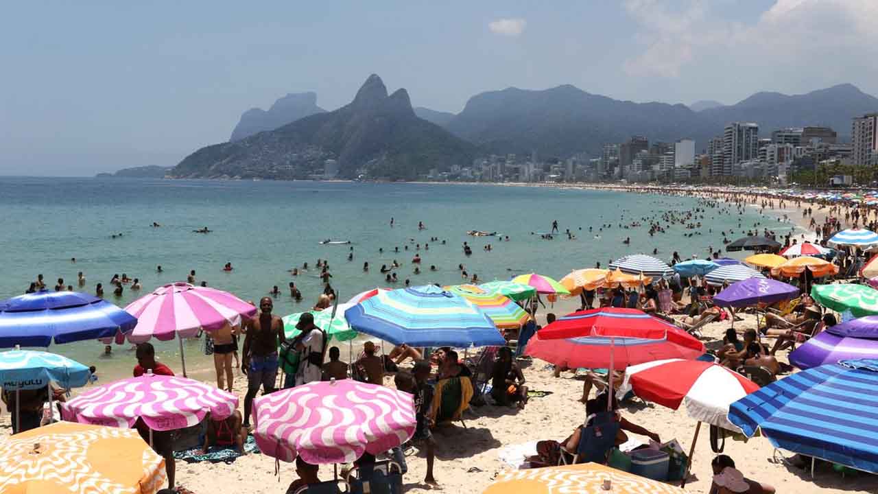Mais de 610 toneladas de lixo são recolhidos das praias do Rio