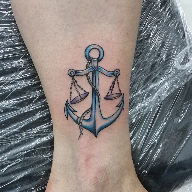 chica con tatuaje del signo de libra