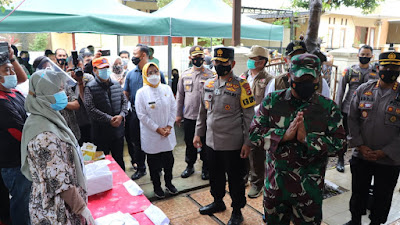 Kapolda Banten Bersama Pangdam III Siliwangi dan Wagub Banten Tinjau TPS-TPS di Kabupaten Serang
