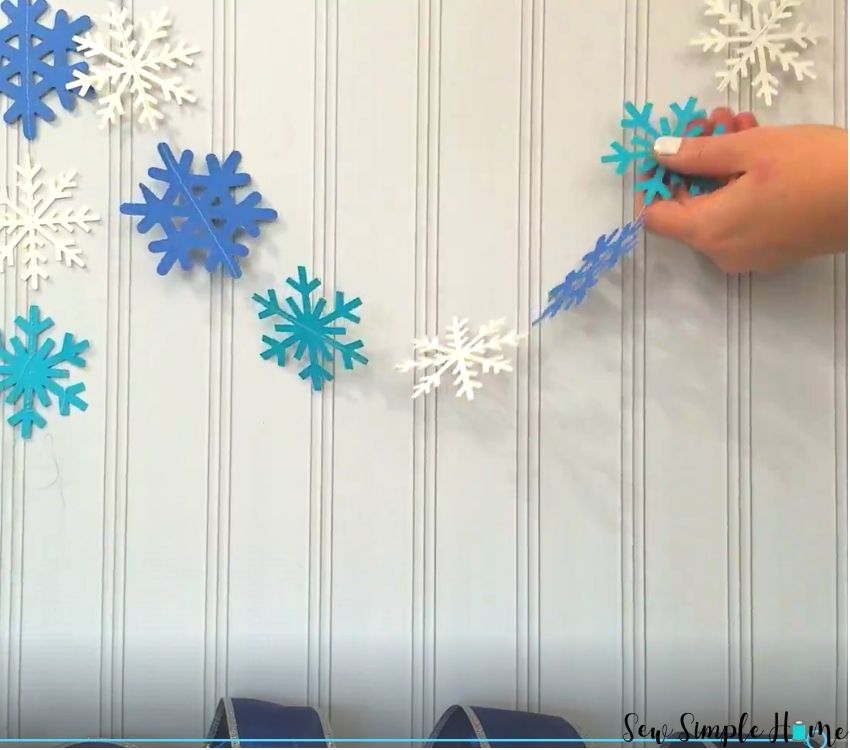 Easy DIY Felt Snowflakes, how to make felt snowflakes, felt craft, easy  to make