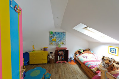 Dekorasi kamar tidur anak diruang tidak simetris