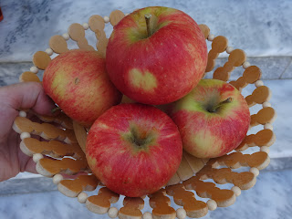 ξύλινο σκέυος γεμάτο με ροδοκόκκινα μήλα