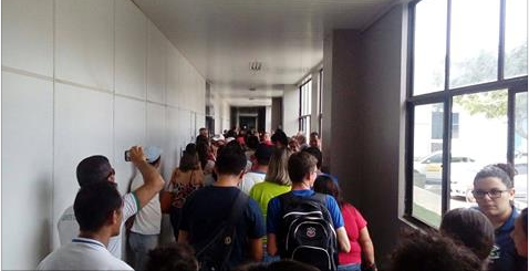 Em Arapiraca, servidores públicos ocupam prefeitura exigindo pagamentos de salário e décimo