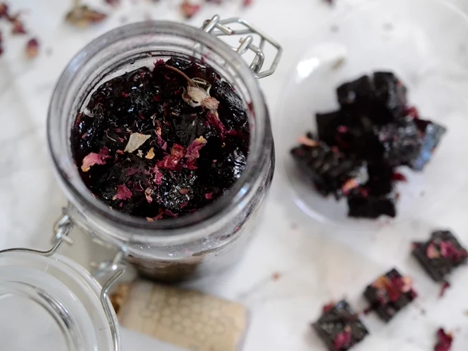 Mermelada de vino tinto con pétalos de rosa