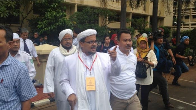 Kasus Rizieq Shibab yang saat ini ada kasus yang menjeratnya masih tidak  pulang ke Indonesia. Diduga Rizieq beralasan kalau Ia sedang menjalankan umrah dan beribadah ke Arab Saudi. Kepolisian mendekteksi kalau Rizieq Shibab saat ini masih berada di Jeddah, Arab Saudi. Pengacara Rizieq Shibab juga menyatakan kalau dia tidak mengetahui kapan beliau akan memenuhi panggilan polisi tersebut.   Kasus yang menjerat Rizieq Shibab ini adalah kasus pornografi percakapan seks yang melibatkan Firza Husein. Habib menyatakan kalau Ia tidak mau pulang karena dia tiak mau diskriminalisasi, Ia juga menyebutkan kalau hukum tidak ditegakkan adil ujarnya.  Sugito selaku pengacara Rizieq juga mengungkapkan kalau Kekuatan dari pihak yang mendukung Ahok pada pilkada DKI 2017 membuatnya merasa ingin dijatuhkan oleh mereka.Dia menyatakan kalau saat ini Ia tidak mau pulang karena belum ada pergantian hukum dan adil. Ia mengucapkan kalau partai pendukung Ahok yang berkuasa, maka jika ingin menjatuhkan dan menistakan Habib pun adalah niat mereka.   Sugito menjelaskan bahwa Dengan pertemuan Sekjen PDI Perjuangan Hasto Kristiyanto, Menko Polhukam Wiranto dan dengan tim Advokasi Rizieq Shibab membenarkan hal itu dan pada pertemuan itu Dia tidak ikut, ujarnya.   Dengan adanya kekuatan besar ini, Menurut Rizieq ini adalah suatu niat pihak lain yang ingin menjatuhkannya. Rizieq Shibab saat ini pun tidak berani pulang ke Indonesia menghadapi polisi sebelum pergantian pemimpin nantinya.  Sebelumnya Rizieq telah pulang dari Arab Saudi dan pergi Ke Kuala Lumpur, Malaysia. Namun karena mendengar adanya panggilan dari polisi, Rizieq pergi lagi ke Yaman, Arab Saudi. Alasan dia belum mau pulang karena menunggu pergantian pemimpin dari DKI Jakarta. 