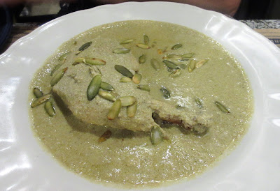 Pepita en Comal, green mole