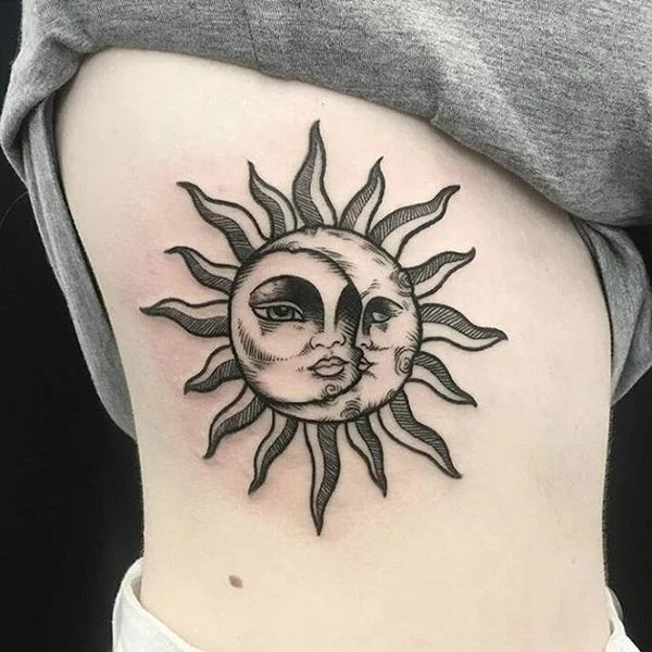 Vemos un tatuaje de sol y luna muy bonito