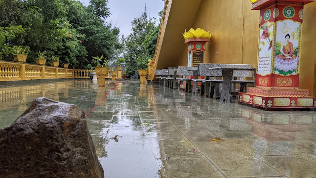 Vihāra là nơi tu tập, hay tu viện. Gồm có hai cái chánh điện. Còn Arāma chỉ có 1 chánh điện mà thôi.  Vihāra chia làm hai chánh điện: (1) SĪMĀ HALL, THÁNH ĐIỆN, LÀM CHỖ KIẾT GIỚI (2) SĀLĀ PĀLĪ, GIẢNG ĐƯỜNG, GIẢNG DẠY Sīmā hall dành cho tăng (Sangha).  Sālā Pālī dành cho cư sĩ (Upasika/Upasiko). Người Phật tử phải biết điều đó.