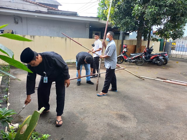 Pegawai  Kelurahan Serua Bebenah Kantor