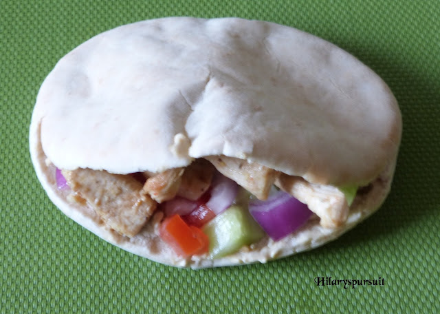 Sandwich pita au poulet mariné, houmous et légumes croquants