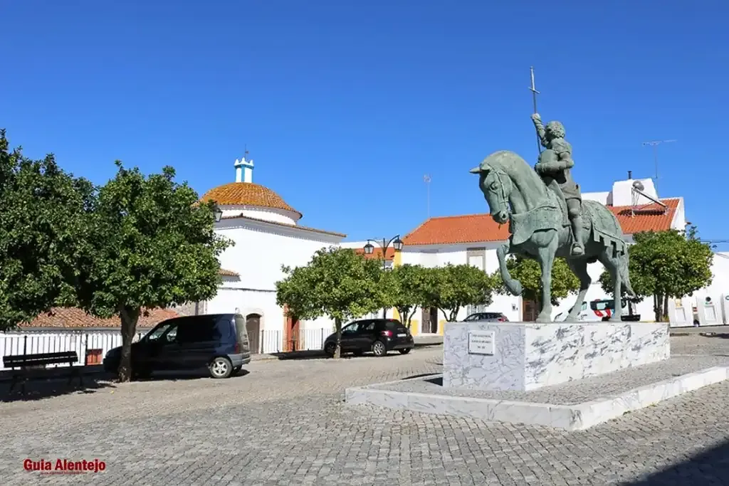 Praça-e-Estátua-de-Dom-Nuno-Álvares-Pereira-em-portel-com-o-guia-alentejo