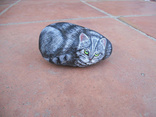 piedras pintadas a mano con gato gris