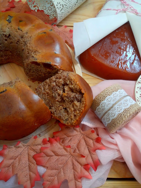 Receta de bundt cake de espelta con nueces, dulce (carne) de membrillo y miel. Bizcocho integral, saludable, desayuno, merienda, postre. Otoño, Cuca