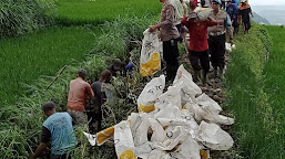 Sinergitas TNI-Polri, BPBD Dan Masyarakat Kerja Bakti Perbaiki Talut Irigasi Ambrol di Magetan