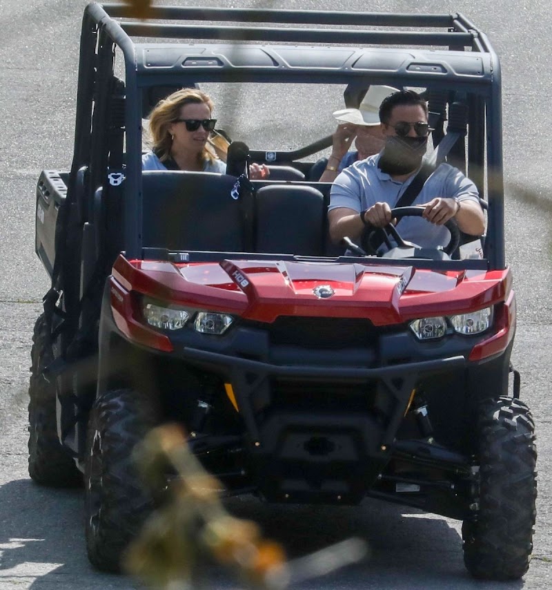 Reese Witherspoon Clicked Outside in ATV with a Friend in Malibu 26 Apr-2020