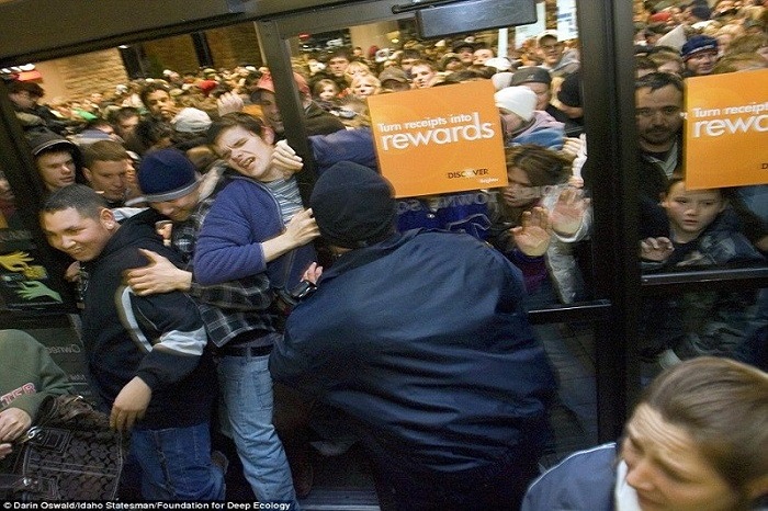 20 Pictures That Prove That Humanity Is In Danger - The beginning of Black Friday at an electronics store in Boise, Idaho