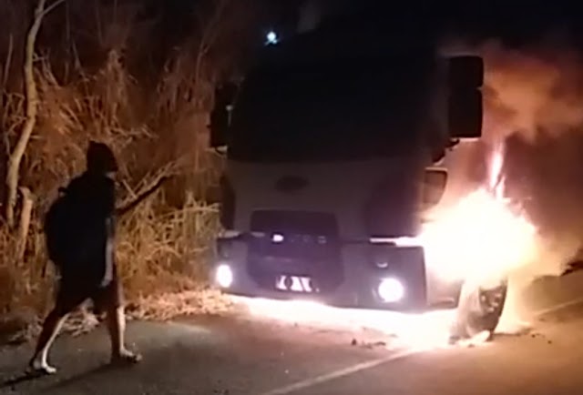 Vídeo: Caminhão pega fogo na BA-052, próximo ao município de Mundo Novo-BA
