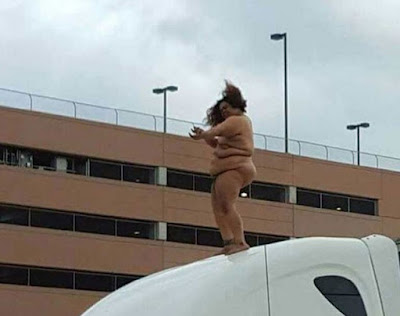 Nos EUA uma mulher nua é flagrada dançado em cima da cabine.