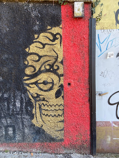 A face on the wall on via Valle.