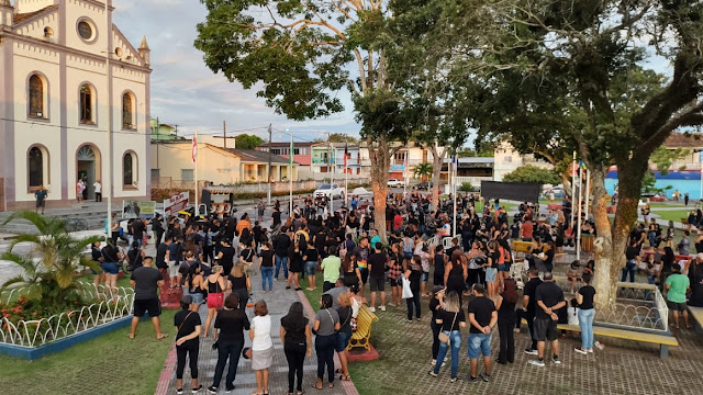 Vestidos de preto, servidores municipais de Oriximiná saem às ruas em protesto por melhorias 