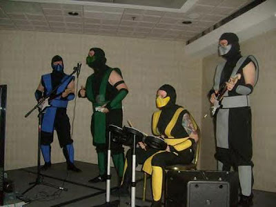 foto espia los ninjas de mortal kombat jugando rock band