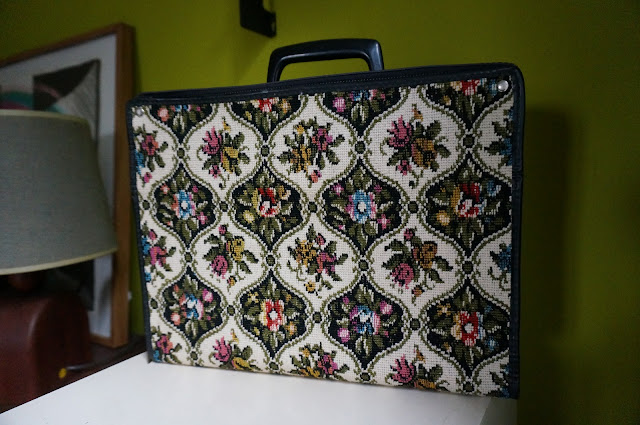 case tapestry vintage 60s valise tapisserie broderie