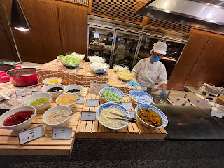 新竹竹北旅遊親子飯店首選新竹豐邑喜來登大飯店，其中親子館喜波波樂園雖然平面面積不算很大，但有一些其他親子館沒有的木頭玩具及設施，飯店也安排了許多親子活動可以參加.雨天遛小孩好地點,晴天可以安排新竹綠世界和新竹動物園.親子設施都在五樓，分為波波夢幻島，波波叢林，森林木樂園，DIY手作工坊和高爾夫球。
