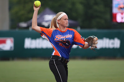 Cara Melakukan Latihan Teknik Melambung dan Menangkap Bola Softball [image by fastpitchnews.com]