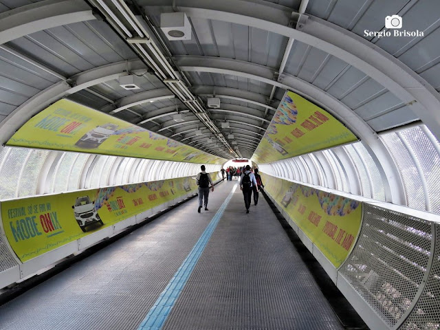 Vista interna da passarela de interligação entre as estações do Metrô e da CPTM no Bairro de Pinheiros