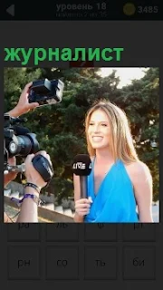 Девушка в качестве журналиста берет интервью, вокруг камеры и микрофоны 