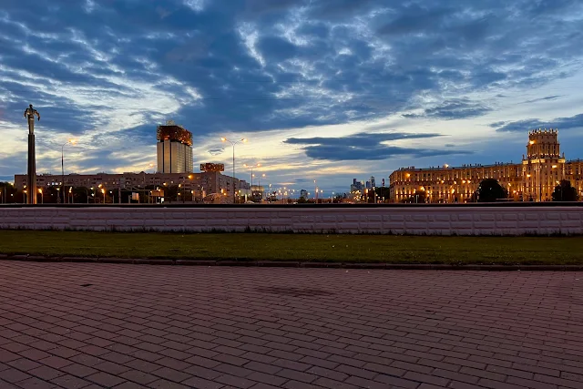 площадь Гагарина, крыша Гагаринского тоннеля, транспортная развязка Ленинского проспекта и Третьего транспортного кольца – Гагаринская развязка, памятник Юрию Гагарину, здание Российской академии наук, жилой дом 1950 года постройки