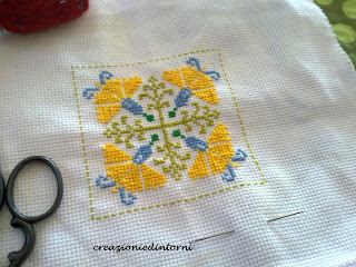 blackwork point de croix jaune et bleu