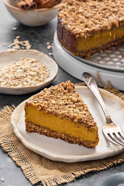 gluten free pumpkin cheesecake with oatmeal crumble