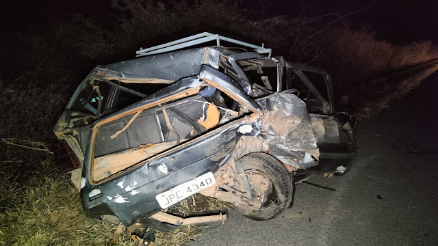 Três pessoas sobrevivem a acidente que deixa carro destruído em Jacobina