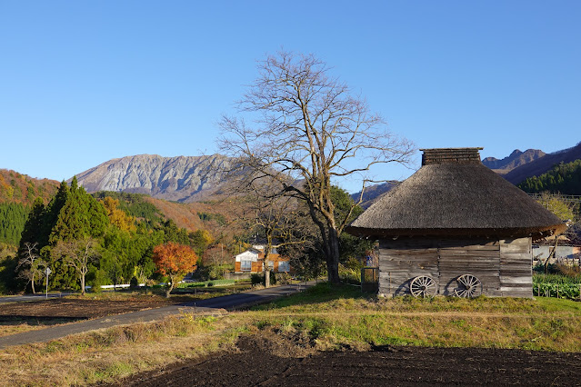 鳥取県日野郡江府町御机 御机の茅葺小屋 大山の眺望