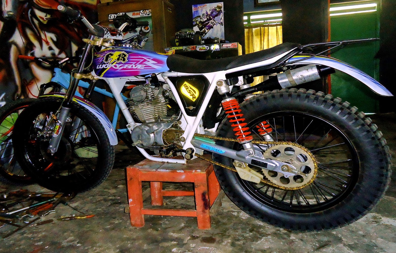 FR Custom Pain Work Trail Modifikasi Tangguh Dan Garang