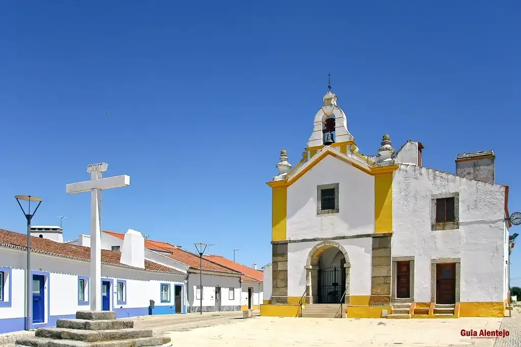 Igreja-Paroquial-da-Igrejinha-ou-Igreja-de-Nossa-Senhora-da-Consolação-com-o-guia-alentejo