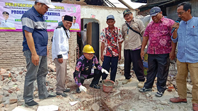 Peletakan batu pertama tanda pembangunan rehabilitasi RTLH Program Gebrak Pakumis di Sukadiri di Mulai