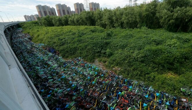 Pasokan Lebihi Permintaan Ribuan Sepeda di China Dirongsokan