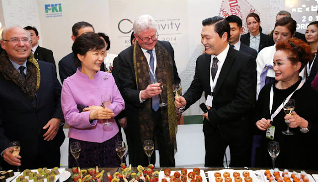 Psy brinda con la presidenta Park Geun-hye