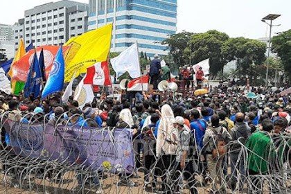 30.000 BURUH MELAKUKAN UNJUK RASA DEPAN GEDUNG DPR