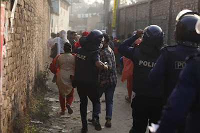 বের হয়ে গেছেন ২০ কারখানার শ্রমিকরা: আশুলিয়ায় শ্রমিক বিক্ষোভ চলছেই