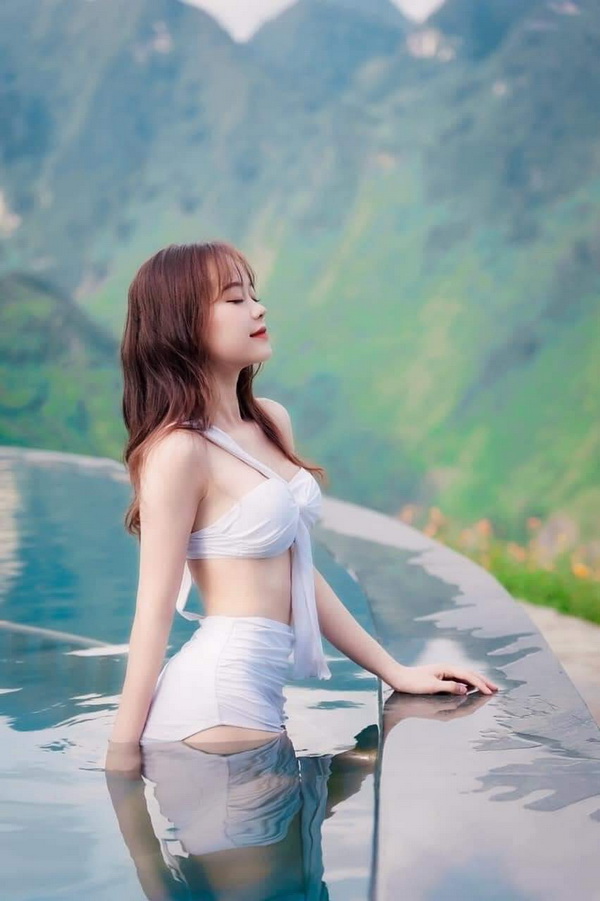 Thiếu nữ bikini trắng