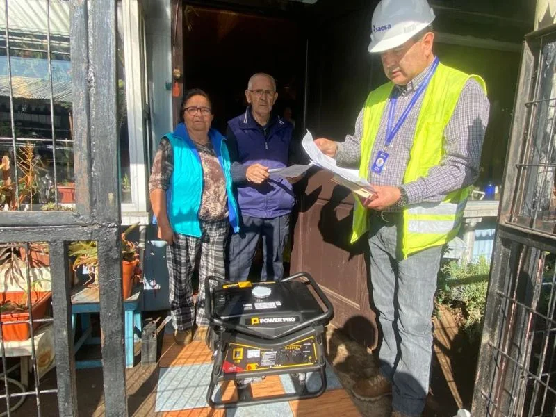 Saesa entrega equipo generador a dos vecinos de Osorno