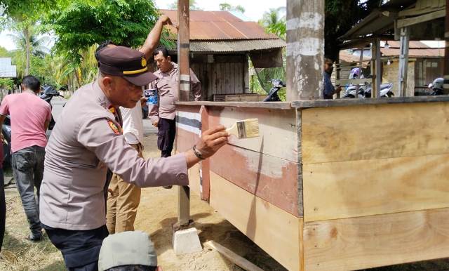 Kapolsek Simpang Ulim Polres Aceh Timur Kerja Bakti Bareng Warga Perbaiki Pos Kamling