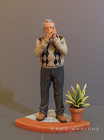 statuina personalizzata uomo anziano che suona l'armonica sculture persone in miniatura orme magiche