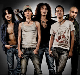  pastinya semua tau kan slank yaitu grub grup musik dengan fans terbanyak di indonesia Download Kumpulan Lagu Slank Terpopuler Lengkap