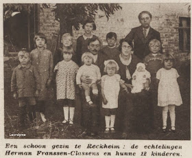 De familie Herman Franssen-Classens uit Rekem met hun 12 kinderen.